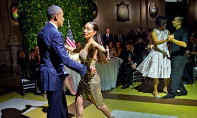 شاهد أوباما من رئيس أمريكا إلى راقص تانجو مع راقصة فى حفل بالأرجنتين "فيديو"