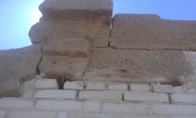 الآثار: إزالة الكتلة الحجرية المنقوش عليها نجمتى داوود بمعبد "أوزير نسمتى"