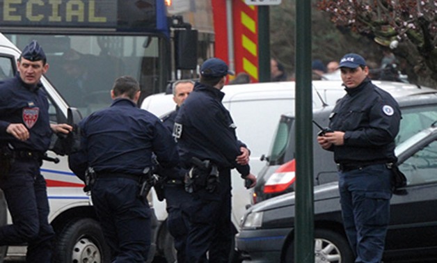 رجال الشرطة الفرنسية يقطعون طريق الشانزليزيه بعد التعدى على زملائهم