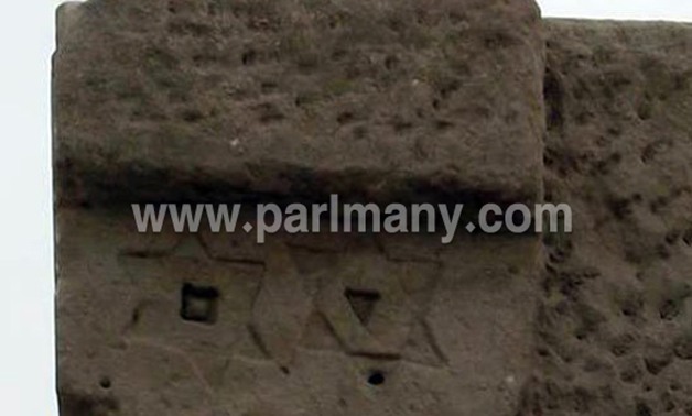 وزارة الآثار تحذر البعثة الألمانية بأسوان من تكرار رسم "نجمة داود" على المعابد