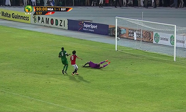 جماهير نيجيريا تقتحم ملعب "أحمدو بيلوو" بعد التعادل مع مصر