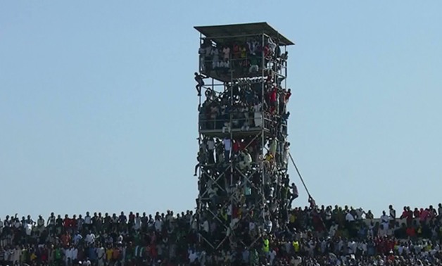 إضاءة سمراء على أعمدة الإنارة.. الصورة الأكثر تداولا لجماهير نيجيريا فى مباراة مصر