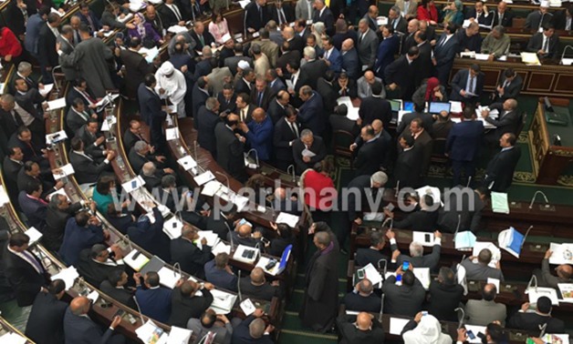 بالصور.. أعضاء البرلمان يلتفون حول الوزراء قبل دقائق من جلسة بيان الحكومة