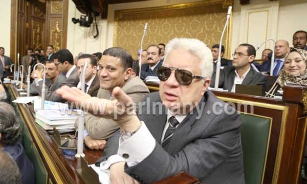 بالصور.. مرتضى منصور يشارك فى جلسة "بيان الحكومة" مرتديًا نظارته السوداء