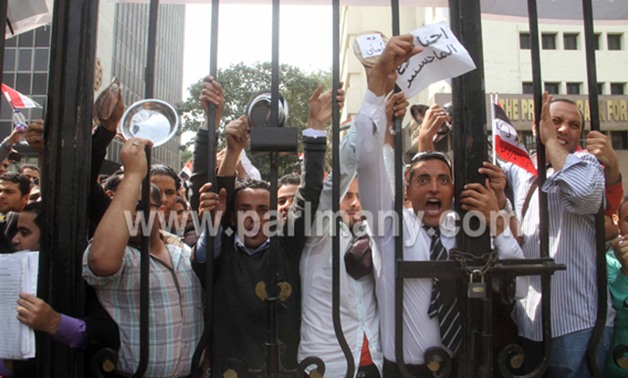 بالصور.. حملة الماجستير والدكتوراه يمنعون خروج موظفى البرلمان من البوابة الرئيسية