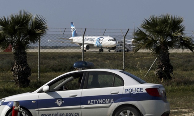 قبرص: لا توجد متفجرات على متن الطائرة المصرية.. والخاطف يطلب اللجوء 
