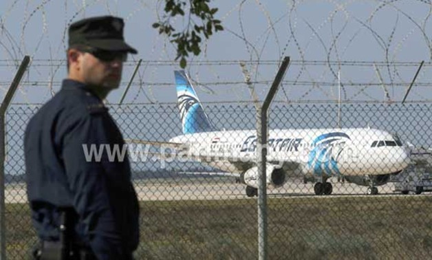 أول صور لطائرة مصر للطيران المختطفة بمطار قبرص 