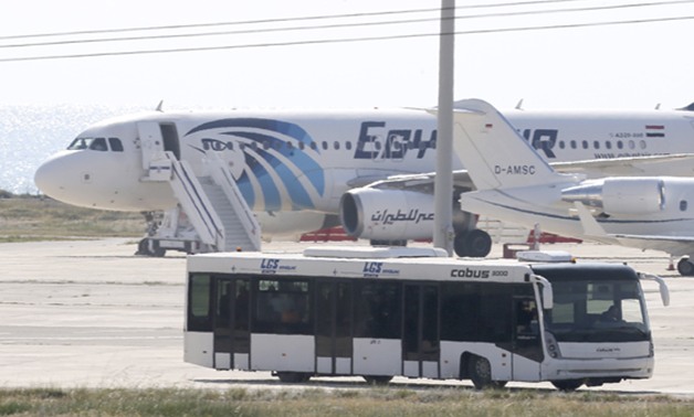 الإذاعة القبرصية: خاطف الطائرة المصرية يطالب بالإفراج عن سجناء فى مصر 