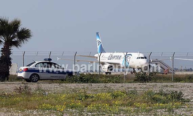 استمرار غلق مطار لارنكا القبرصى أمام حركة الطيران رغم القبض على مختطف الطائرة المصرية