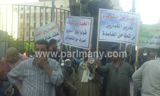 أصحاب المخابز يتظاهرون أمام البرلمان للمطالبة بإعادة النظر فى منظومة الخبز‎ 