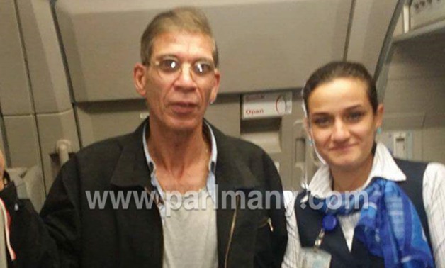 صورة جديدة لمضيفة مصر للطيران مع خاطف الطائرة فى قبرص أثناء الاختطاف!