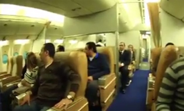 "وحوش مصر للطيران".. نشطاء "فيس بوك" يتداولون فيديو لتعامل الأمن فى الطائرات المصرية 