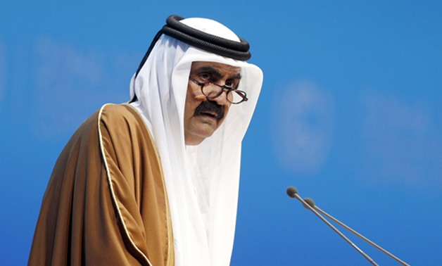 الفرنسيون يحتجون على ملايين أمير قطر السابق حمد بن خليفة 