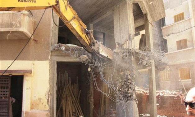 حى حدائق القبة يوقف أعمال البناء بعقار مخالف للمرة الثانية ويصادر المعدات