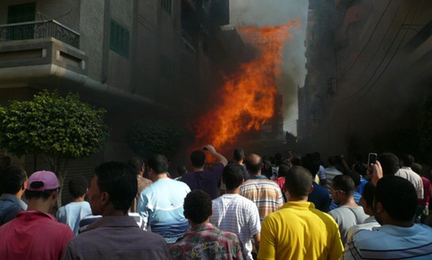 ارتفاع ألسنة اللهب والأدخنة من حريق شركة السيارات بـ"أبو رواش"