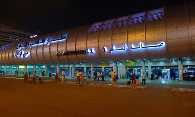 شرطة المطار تطالب شركات السياحة بالامتناع عن "نداء العملاء" واستخدام لافتات بالأسماء