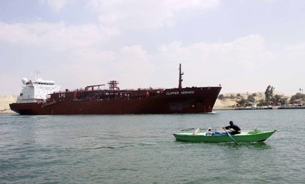 الحكومة تنفى اتخاذ السفن مسارات بديلة لقناة السويس نتيجة قرار رفع رسوم العبور