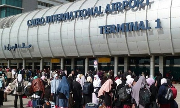 انصراف العاملين بمطار القاهرة قبل مواعيد العمل الرسمية لتأمين زيارة هولاند 