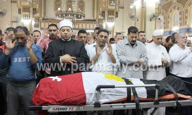 بالصور.. آلاف المواطنين يؤدون صلاة الجنازة على المجند شهيد الدقهلية فى سيناء