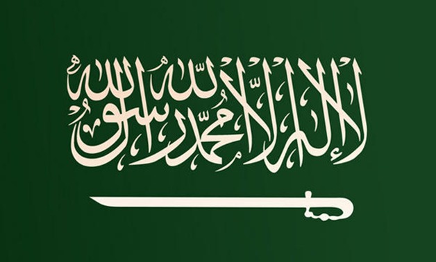مواطن يحمل علم السعودية تحية لخادم الحرمين أثناء مغادرته الجامع الأزهر
