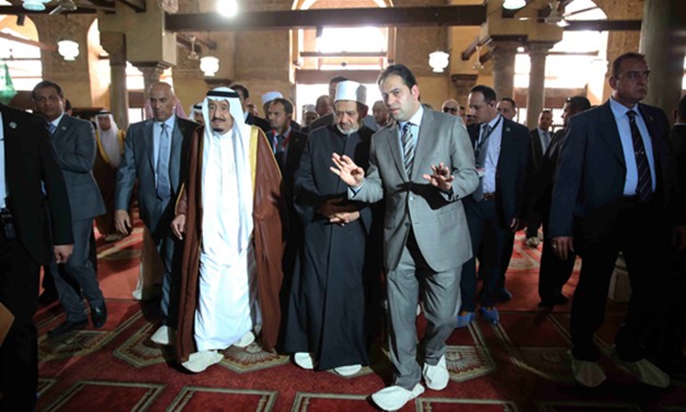 أكثر فيديوهات أحداث أمس إثارة.. الملك سلمان يصلى بجامع الأزهر برفقة الإمام الأكبر