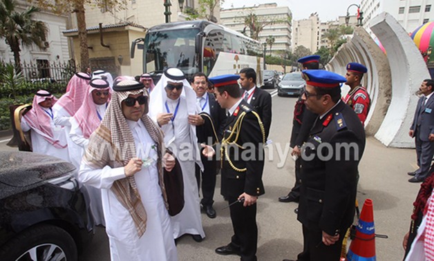 بالصور.. الوفد المرافق للملك سلمان يصل مقر مجلس النواب استعدادًا لزيارة خادم الحرمين 