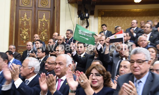 النواب يرفعون علم السعودية داخل قاعة مجلس النواب احتفاءً بـ"سلمان" 