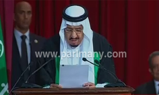 الملك سلمان يوقع فى السجل التذكارى للدكتوراة الفخرية بجامعة القاهرة