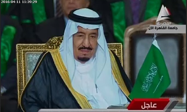 الملك سلمان يغادر جامعة القاهرة بعد تسلمه الدكتوراة الفخرية 