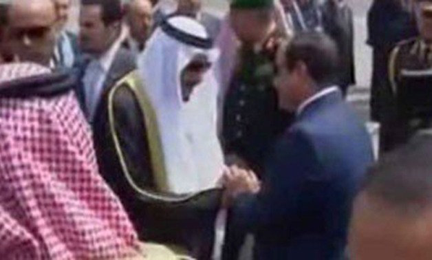 بالفيديو.. الملك سلمان يرفع يده متشابكة مع يد الرئيس السيسى قبل صعود طائرته