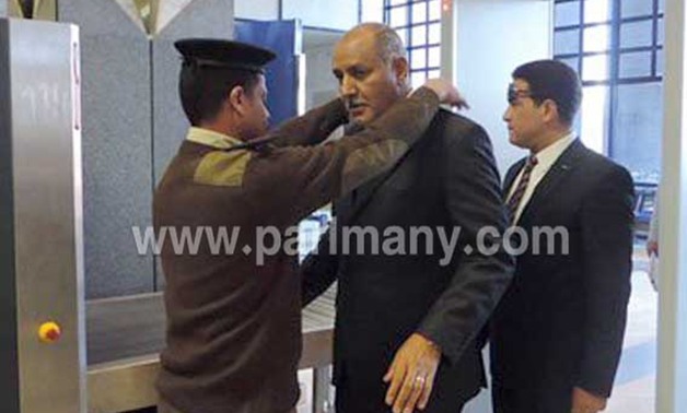 اخبار اسوان .. مدير الأمن يخضع للتفتيش بالمطار خلال تفقد وحدات الشرطة