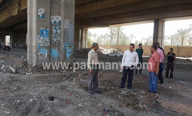 إيهاب غطاطى يشرف على إزالة المخلفات أسفل الكوبرى الدائرى بناء على رغبة الأهالى