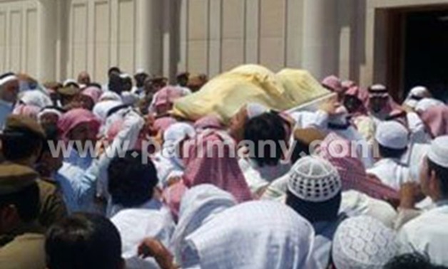 محمد العريفى ينشر صورا من جنازة الشيخ محمد أيوب إمام الحرم النبوى سابقًا