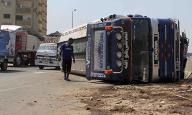 مصدر أمنى: انقلاب مقطورة على"دائرى المعادى" بسبب انفجار الإطار الأمامى للسيارة