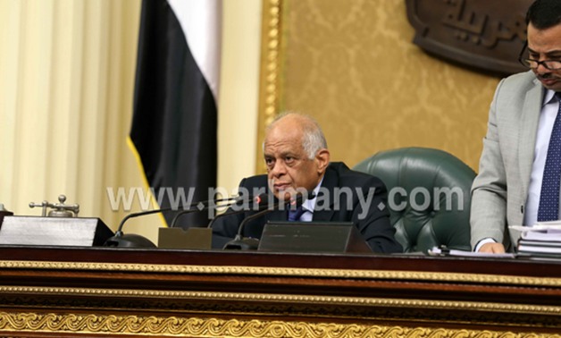 على عبد العال يطالب النواب بالجلوس فى أماكنهم وعدم الحديث مع الوزراء أثناء الجلسة