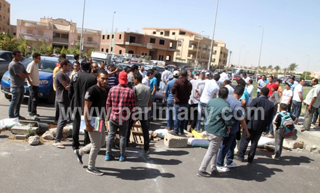 توافد أهالى وأصدقاء ضحية "أمين شرطة الرحاب" على مشرحة زينهم