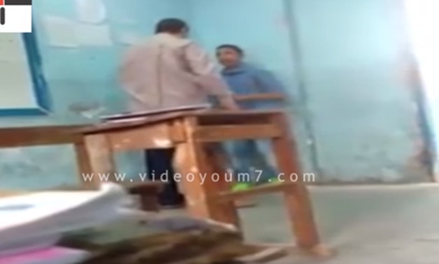 تداول فيديو لاعتداء مدرس على طالب بالضرب بمدرسة باب الشعرية الإعدادية 