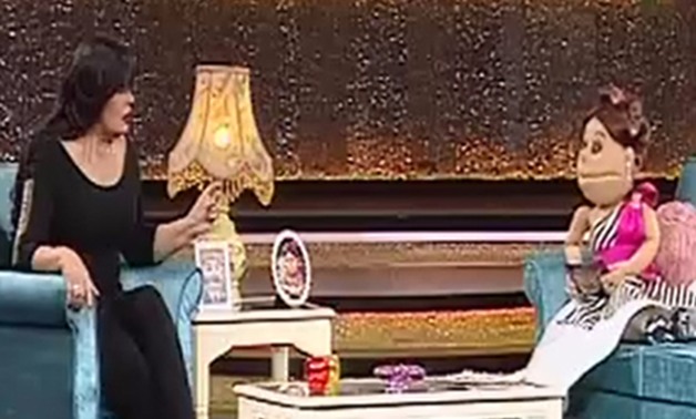 بالفيديو.. أبلة فاهيتا تواصل برنامجها بإيحاءات جنسية مع الفنانة فيفى عبده