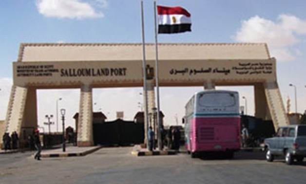 سفر وعودة 763 مصريا وليبيا و42 شاحنة عبر منفذ السلوم البرى خلال 24 ساعة 