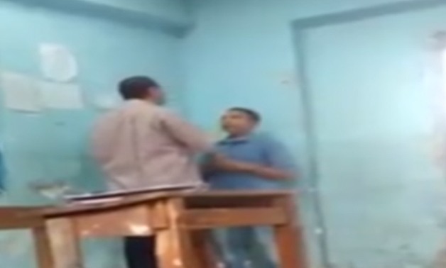 أكثر الفيديوهات إثارة.. نشطاء يتداولون فيديو لاعتداء مدرس على طالب بالضرب 