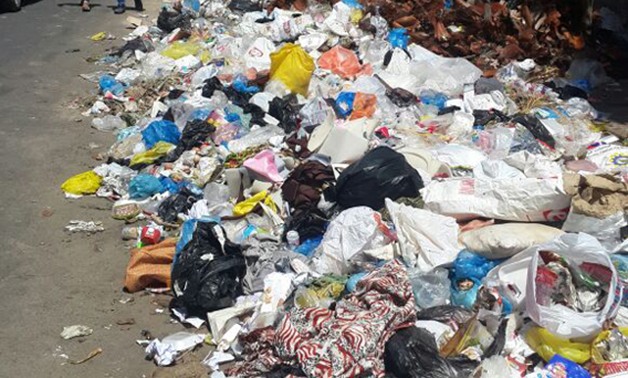 مواطن يستغيث من تراكم القمامة والطوب على الطرق بشبرا الخيمة