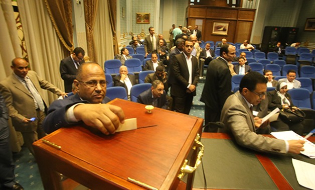 انتخابات اللجان والتربيطات تسيطر على مناقشات النواب قبل بدء الجلسة العامة للبرلمان