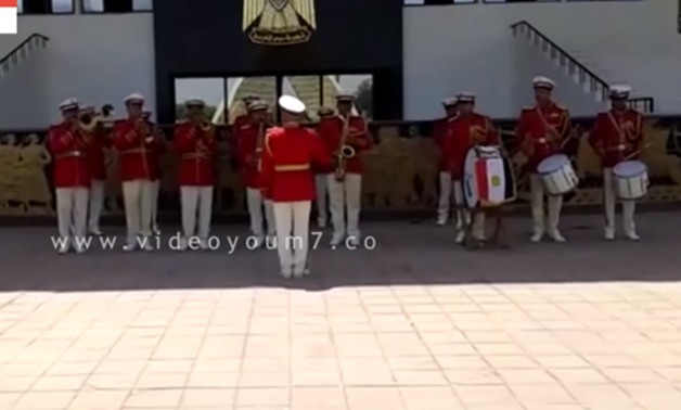 بالفيديو.. الموسيقى العسكرية تعزف مقطوعات أمام المنصة احتفالًا بتحرير سيناء 