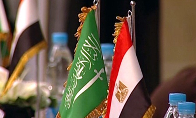 مواطنون يحيون ذكرى تحرير سيناء بأعلام مصر والسعودية أمام قصر عابدين 