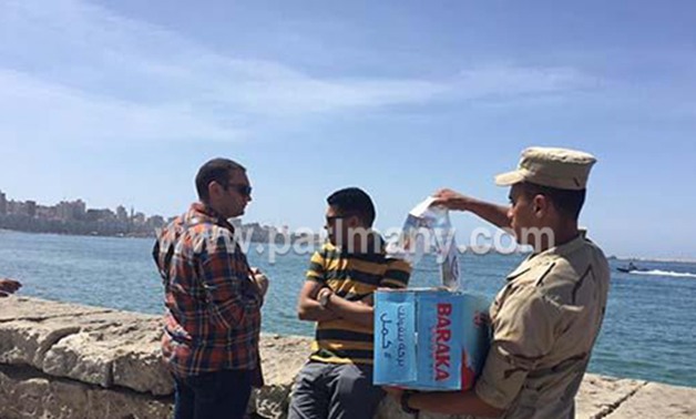 بالصور.. جنود المنطقة الشمالية العسكرية بالإسكندرية يوزعون مياه على المواطنين