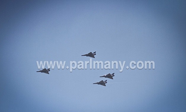 مقاتلات القوات الجوية تحلق فى سماء ميدان عابدين.. والمواطنون: "تحيا مصر"