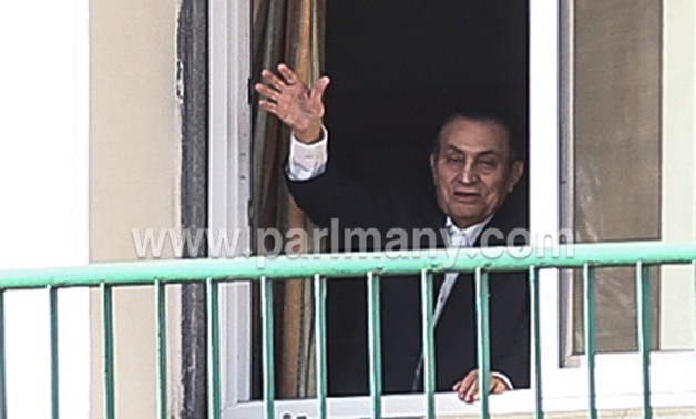 جمال مبارك يرافق والده فى الشرفة ويحيى مؤيديه المحتشدين أمام مستشفى المعادى العسكرى