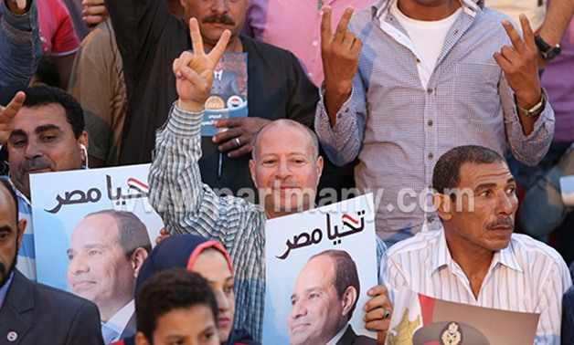 المصريون يحتفلون بـ"تحرير سيناء" فى شارع 26 يوليو بشعار "السيسى حامى الحمى" 
