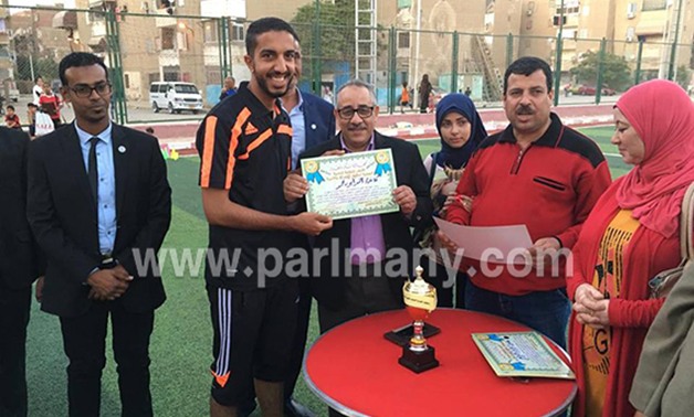 طلعت خليل "نائب السويس" يسلم جوائز للفائزين فى دورة كرة القدم للناشئين بالسادات