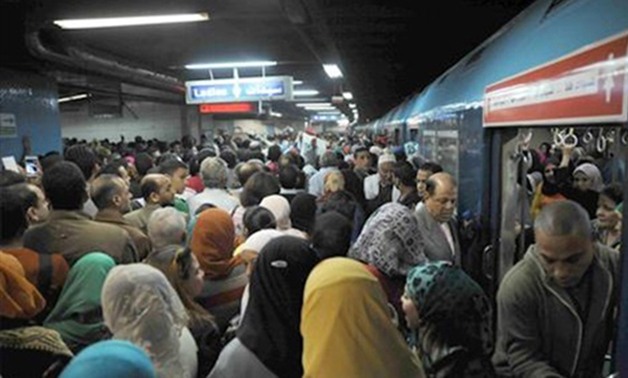 مترو الأنفاق فى قبضة الباعة.. وكيل "نقل البرلمان": طالبنا بنقلهم والحكومة لم تنفذ